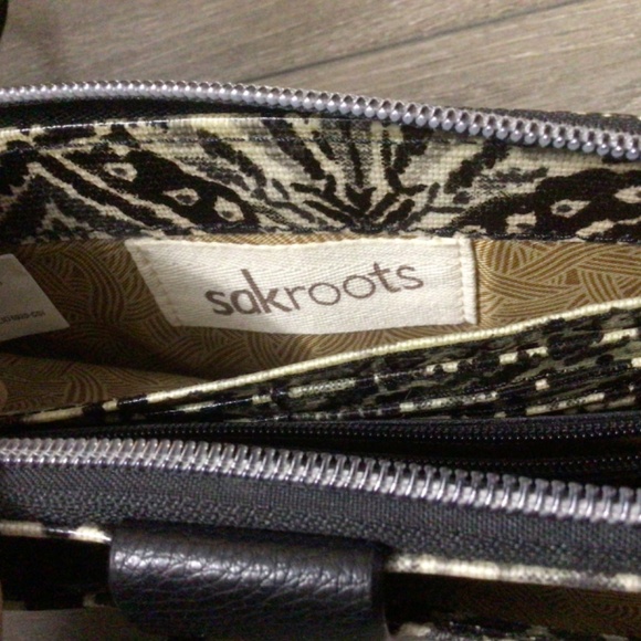 Sakroots Smartphone Crossbody Wristlet Wallet in Jet Brave Beauti - Picture 4 of 8